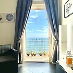 Διαμέρισμα Bright With Sea View Balcony Σαλέρνο