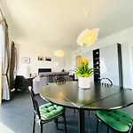 Διαμέρισμα Bright With Sea View Balcony Σαλέρνο