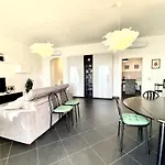 Bright With Sea View Balcony Σαλέρνο